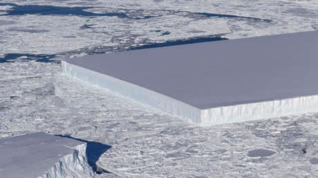 FOTO: La NASA halla un extraño iceberg perfectamente rectangular