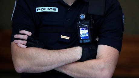 FOTO: Un alumno francés apunta a su maestra con un arma para hacerle "una broma"