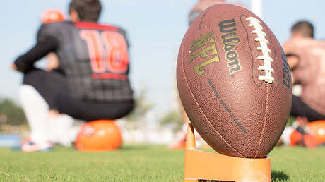 VIDEO: Reportera recibe un balonazo en la cabeza en pleno directo