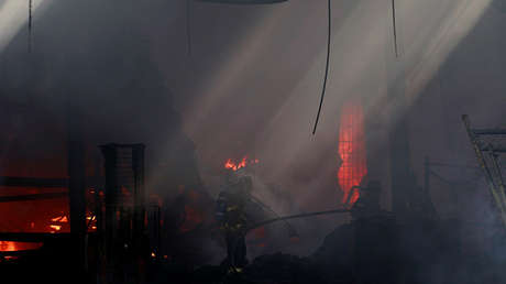 FOTOS: 2.000 personas son evacuadas por incendio en una fábrica de alcohol en Ciudad de México