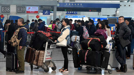 VIDEO: Un hombre abofetea con su iPhone a un empleado de una aerolínea tras perder un vuelo