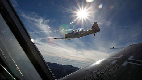 VIDEO, FOTOS: Un avión de la 'Luftwaffe nazi' se estrella en una autopista de EE.UU.