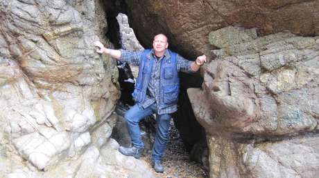 Le niegan un permiso de edificación y funda un 'país independiente' en su propio baldío