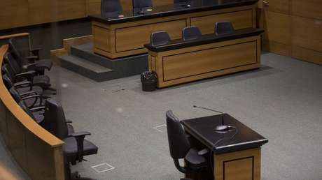 VIDEO: Un 'súper juez' persigue a dos criminales que intentaban huir de la corte