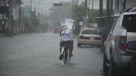 VIDEO: Repartidor de tortillas es rescatado de una corriente al paso del huracán Willa por México