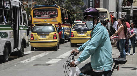 VIDEO: En Bogotá buscan a un taxista que huyó tras atropellar a una menor de 13 años