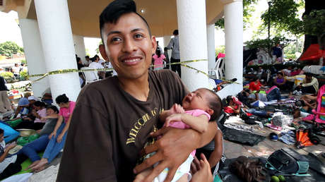 La bebé que tiene menos de un mes de vida y viaja con sus padres en la caravana de migrantes