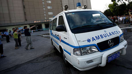 VIDEO: Una docena de transeúntes levantan un auto para liberar a una niña atropellada