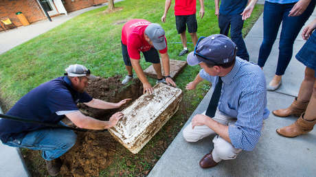 VIDEO: Abren una cápsula del tiempo con objetos cotidianos de los estudiantes de hace 25 años
