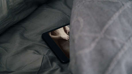 Un hombre confunde a su novia con una actriz del video porno que veía y la amenaza con un cuchillo