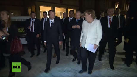 VIDEO: Angela Merkel pregunta en ruso a Putin sobre su "abrigo siberiano"