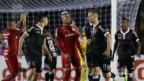 VIDEO: Maxi López asesta una bofetada a un jugador rival tras empatar un partido en el minuto 92