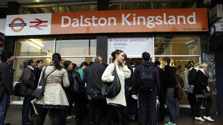 "La golpeó brutalmente en la cara": Agreden a una mujer en un tren de Londres por hablar en español