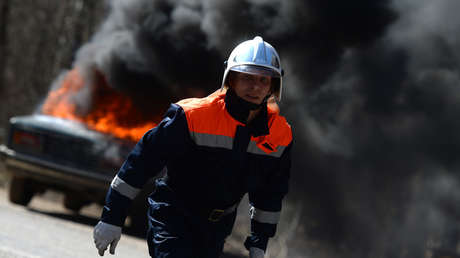 VIDEO: Salen tranquilamente de un auto en llamas tras sufrir un disparatado accidente de tráfico