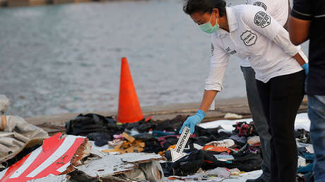 Tragedia aérea en Indonesia: Un pasajero envió un selfi a su esposa justo antes del despegue