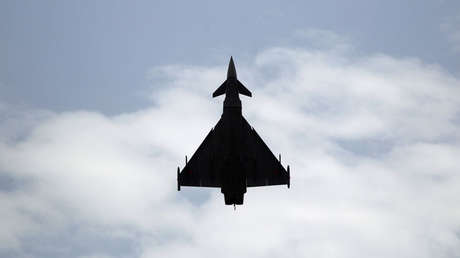 FOTO: Un caza Typhoon brinda una espectacular imagen al volar frente a un arcoiris