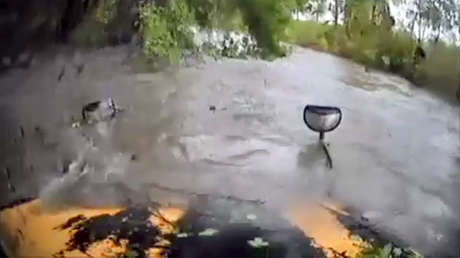 VIDEO: Intenta cruzar una carretera inundada y el agua arrastra su autobús con un niño a bordo