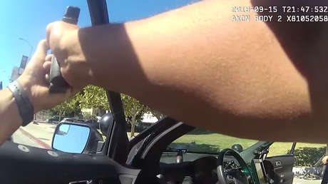 VIDEO: Un sospechoso de violencia doméstica cae muerto ante la Policía por un disparo propio