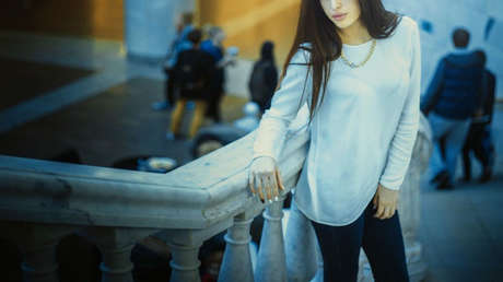 ¿Selfi fallida?: Posa en el pasamanos y cae desde un tercer piso sobre otra mujer (VIDEO)