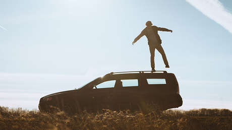 FUERTE VIDEO: Se asoma por el techo del automóvil y muere al golpearse con una señal