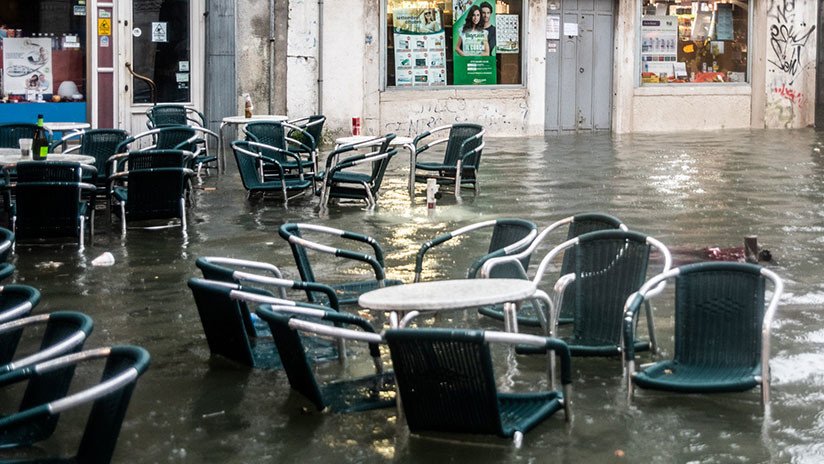 VIDEO: Ola gigante rompe ventanas y provoca caos en un restaurante italiano