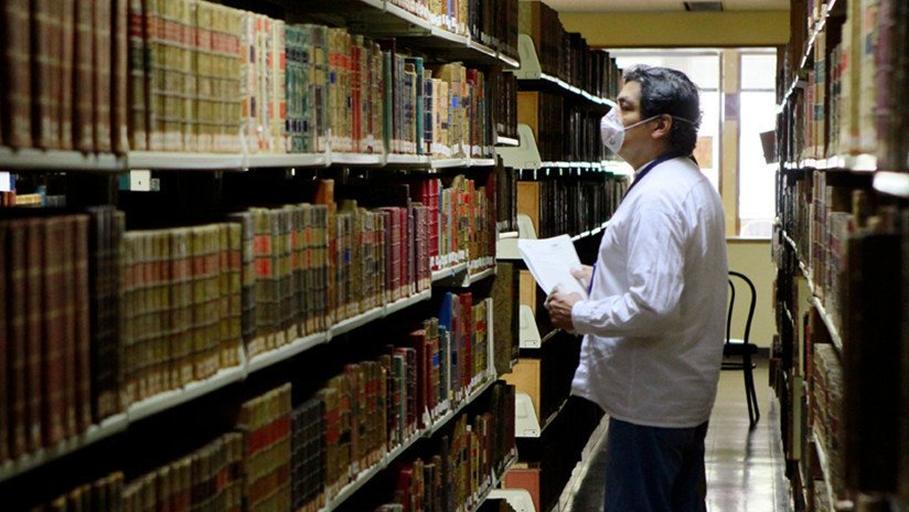 El asombroso viaje por una rara biblioteca latinoamericana que guarda tesoros de hace 4.000 años