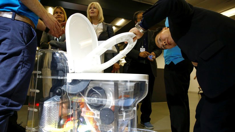 VIDEO: Bill Gates presenta un inodoro futurista que funciona sin agua