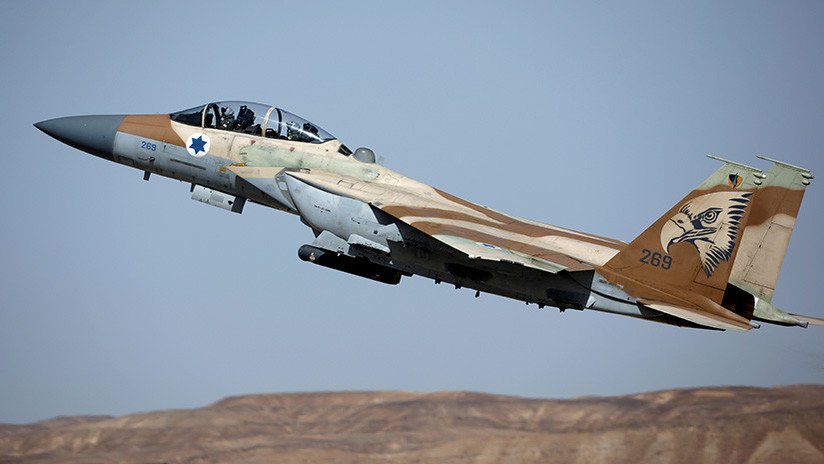 Cazas israelíes lanzan un ataque contra Gaza tras la destrucción de un autobús por fuego de mortero