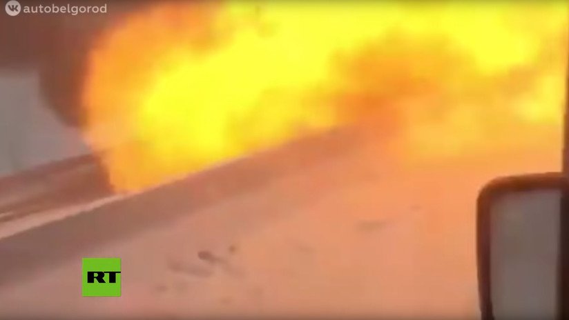 VIDEO: Un auto explota tras chocar durante un accidente de tráfico múltiple en Rusia