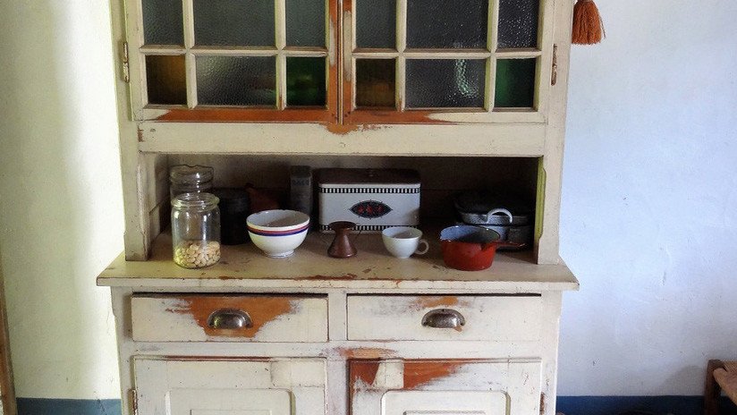 Encuentra 95.000 euros en un mueble y casi inmediatamente se deshace de ellos