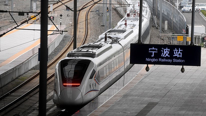VIDEO: Momento exacto en que una mujer se arroja a las vías del tren tras discutir con su novio