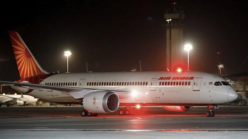 VIDEOS, FOTO: Mujer borracha arma un escándalo racista durante un vuelo con una aerolínea india