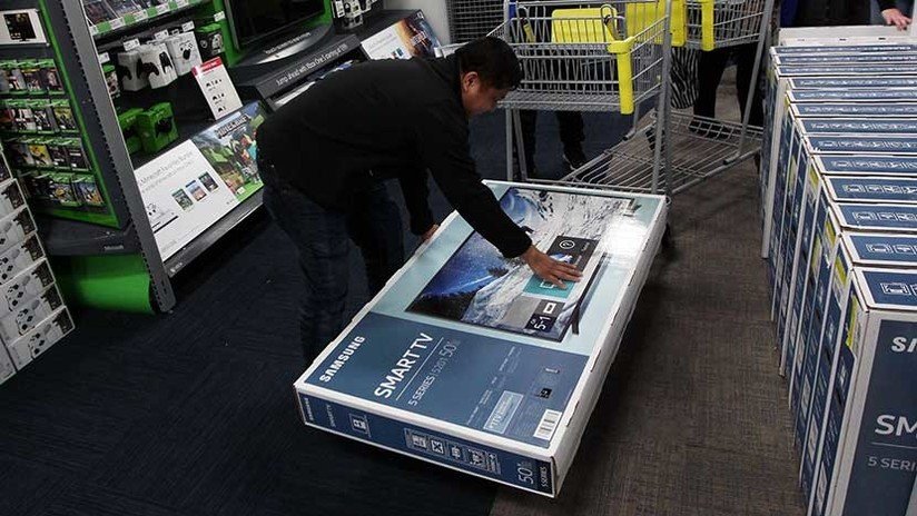 VIDEOS: Multitud forcejea para comprar televisores 10 veces más baratos por un error en el precio
