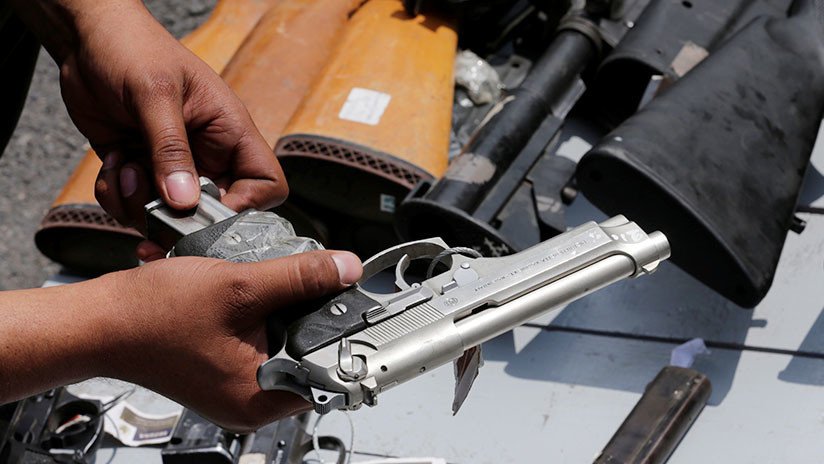 A mano armada y en una bici: Asalta a una mujer en plena calle en la Ciudad de México (VIDEO)