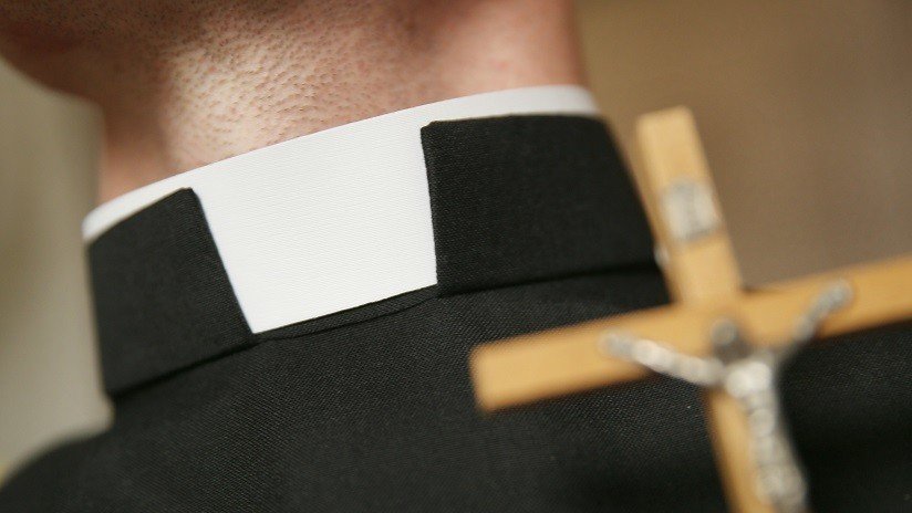 VIDEO: Sacerdote deja caer a un bebé en la fuente bautismal mientras lloraba