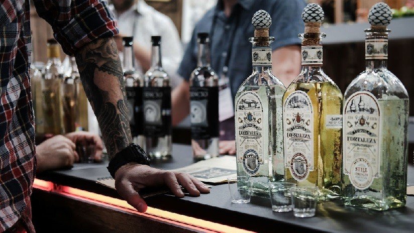 "Se bebe, se baila, se mata": El bar dedicado a Pablo Escobar que colombianos en París piden cerrar