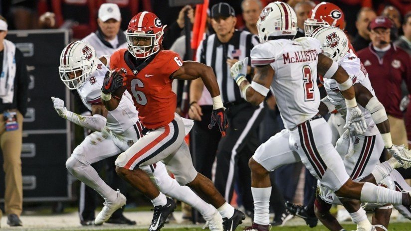 VIDEO: Periodista es 'tacleada' por futbolistas y arrastrada por un perro mientras transmite en vivo