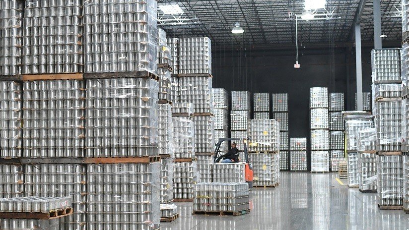 Efecto dominó: Conductor de montacargas provoca el derrumbe de todo un almacén (VIDEO)