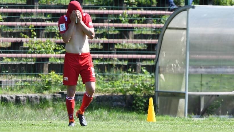 VIDEO: La "patada más violenta del año" avergüenza al fútbol argentino