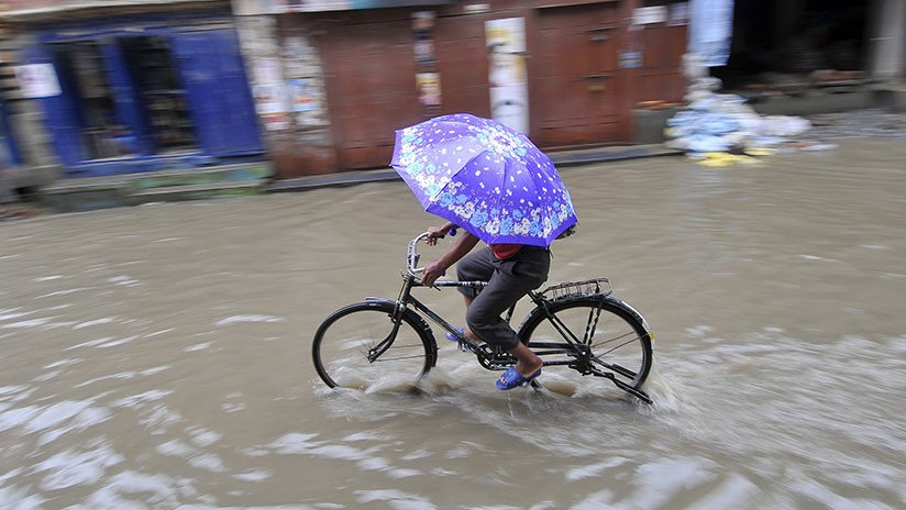 Se niega a soltar su bici y muere arrastrado por una repentina riada en Brasil (VIDEO)