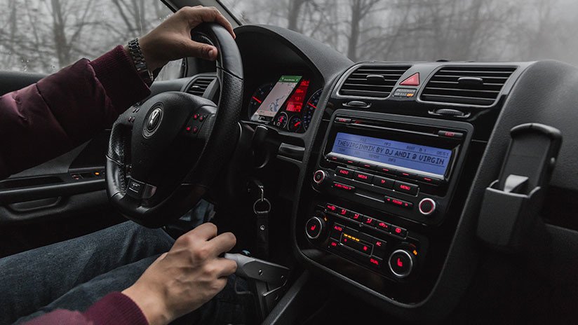 VIDEO: Intenta robar una furgoneta, estrella su auto y su víctima le destroza las ventanas