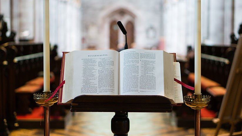 Una iglesia celebra servicios sin parar para evitar que deporten a los refugiados que acoge