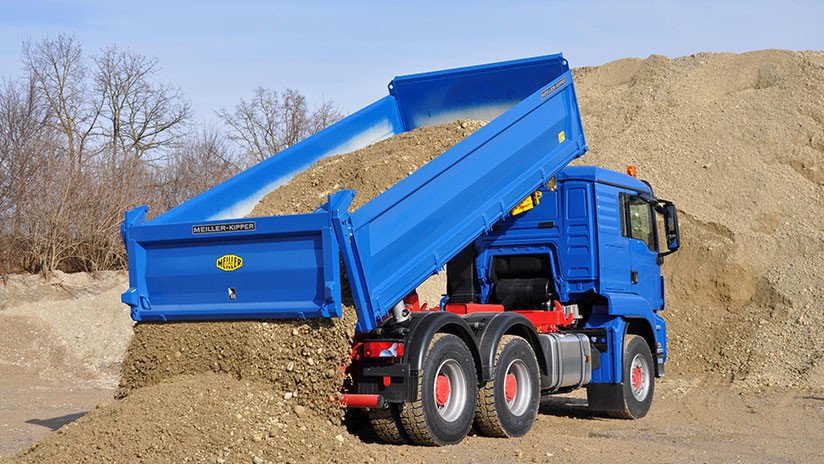 VIDEO: Un camión vuelca su cargamento de arena encima de un coche policial en Moscú
