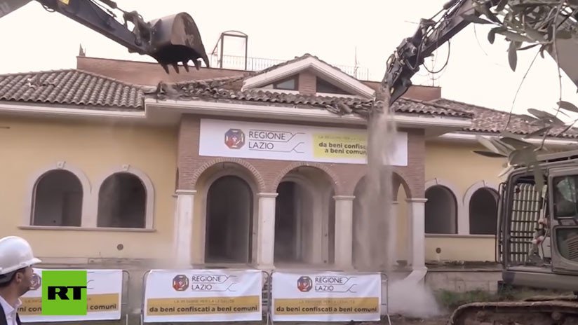 VIDEO: Salvini inaugura el derribo de una mansión ilegal de la mafia en Roma