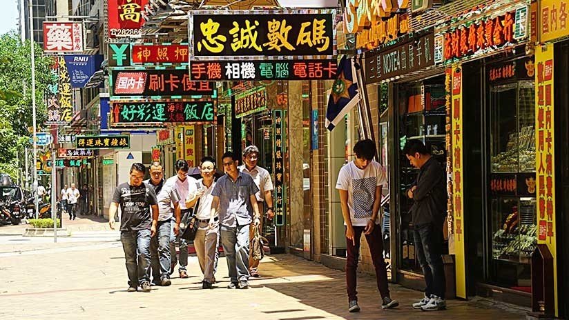 VIDEO: Una enorme valla publicitaria cae y atrapa a varios peatones en China (VIDEO)