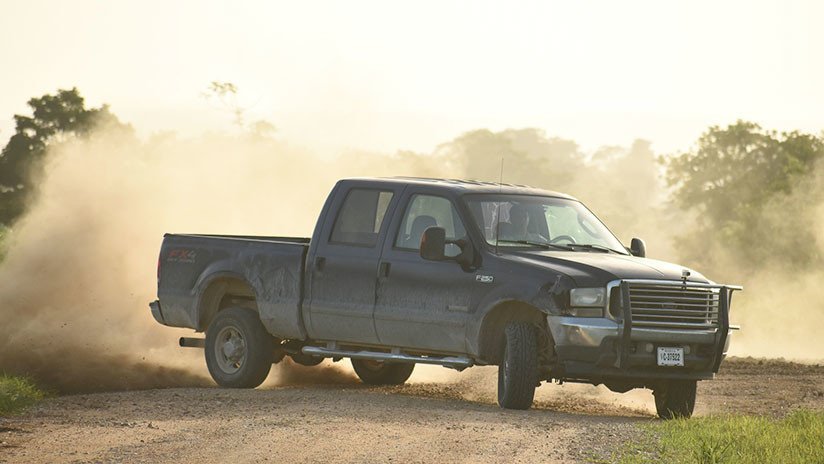 Conductor chino prende en llamas su propia camioneta al tirar una colilla por la ventana