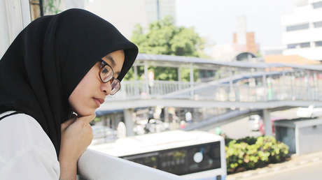 VIDEO: Furgón policial casi atropella а una estudiante iraní que protestaba contra el uso del hiyab