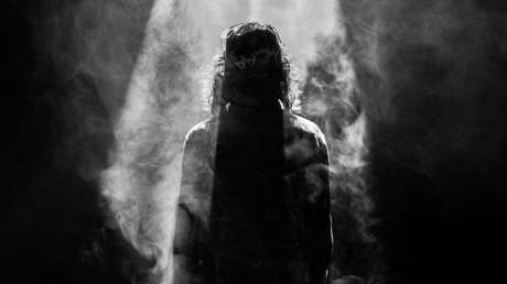 Un guardia de seguridad huye despavorido al ver una escalofriante silueta en un avión vacío (VIDEO)