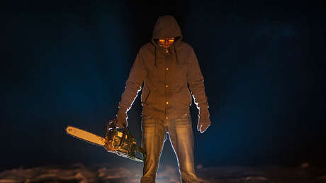 "Cortaré tu maldita cabeza": Un hombre con dos motosierras asusta a los pasajeros de un tren (VIDEO)