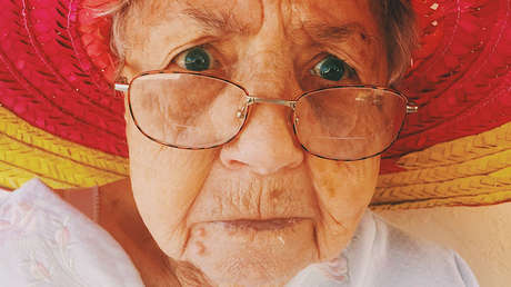 Travesura frustrada: Entra en un autobús a robar, encuentra a su madre dentro y recibe una tunda